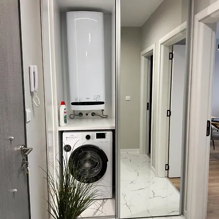 2br In A Modern Complex With Free Street Parking شقة