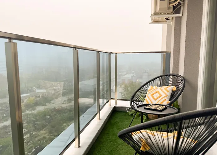 2br In A Modern Complex With Free Street Parking Appartement